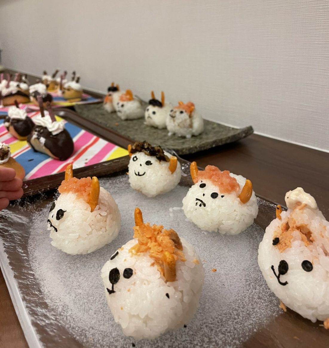 鬼おにぎりに、鬼シュークリーム